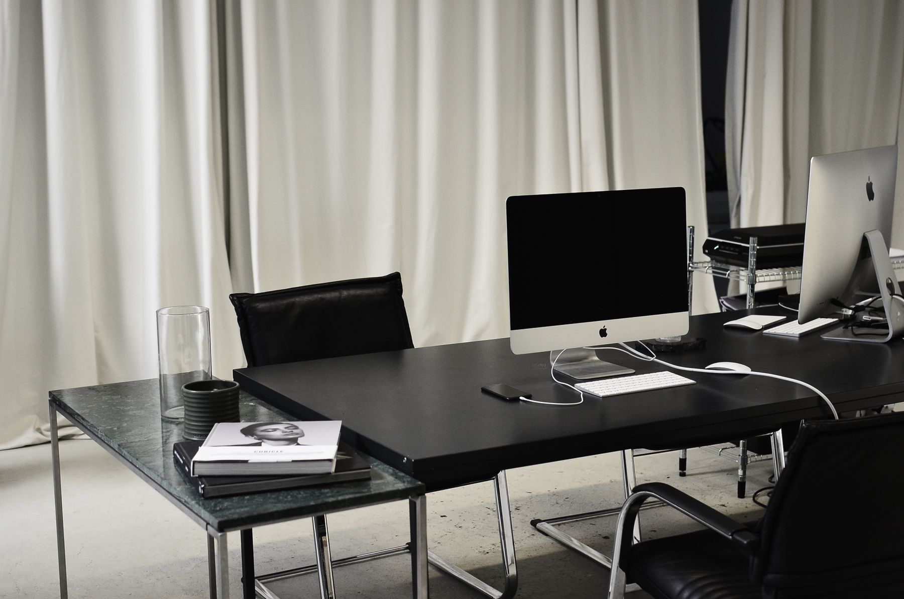 Büroarbeitsplätze mit Computern, Monitoren und Anschlussleitungen